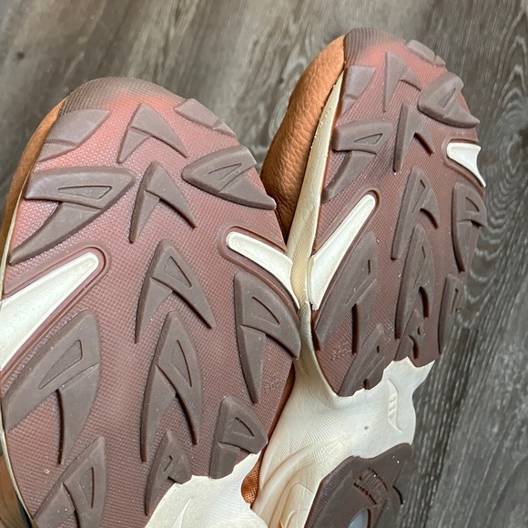 Saucony 3D Grid Hurricane
Endless Knot - Picture 10 of 17